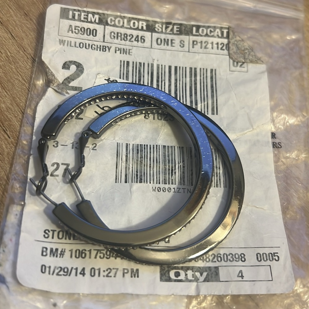 Cache black and grey earring - Picture 3 of 4